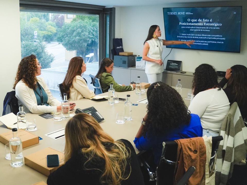 Andressa Bordon apresentando o conceito de posicionamento estratégico para alunas em imersão presencial da Turney Academy em Portugal